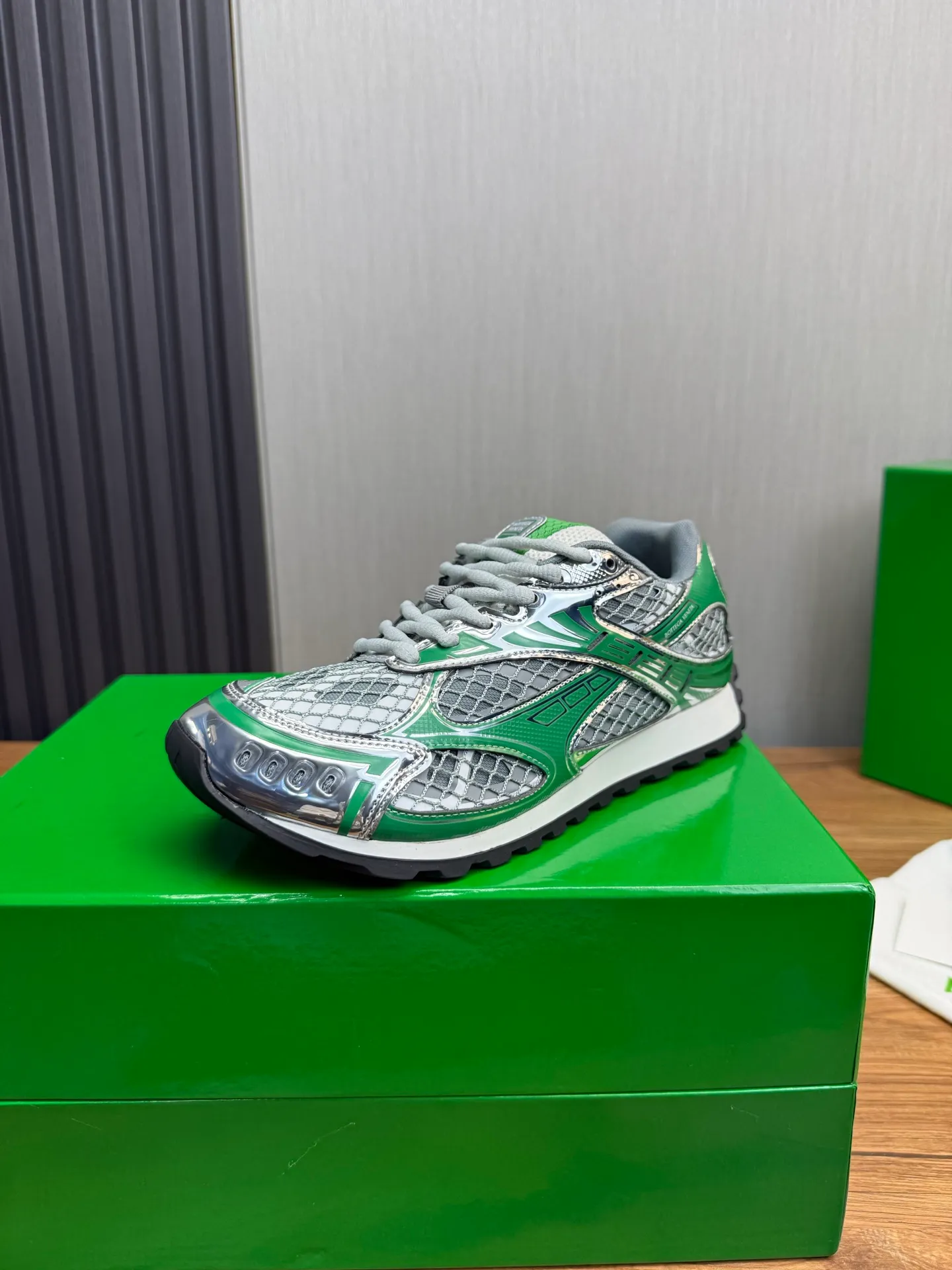 Men's men's shoes 💰620💰 BV top version 𝘽𝙊𝙏𝙏𝙀𝙂𝘼 𝙑𝙀𝙉𝙀𝙏𝘼 Orbit sneakers Wang Yibo same style couple style dad shoes 🩷💚 Runner sneakers, made of lightweight technical mesh fabric. Features a geometric patterned rubber outsole. Pay attention to the package craftsmanship ❕ High version shipping ❗️ Very nice, durable to play with and durable to make ✔️ Standard version 💯💯 The outsole is made of color-blocked TPU outsole. Women’s model 35-41 (40 41 customized) Men’s model 39-46 (45.46 customized) Equipped with original packaging